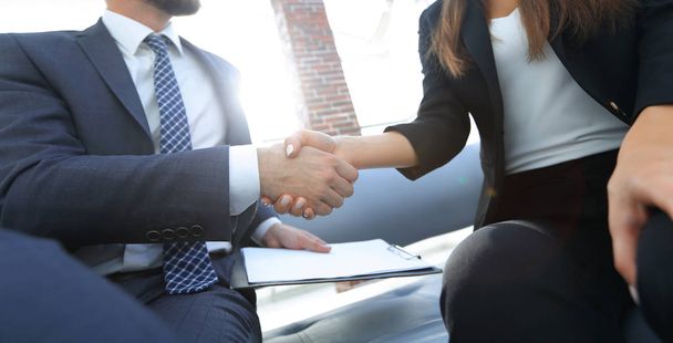 Close-up of two business people shaking hands - Foto, afbeelding