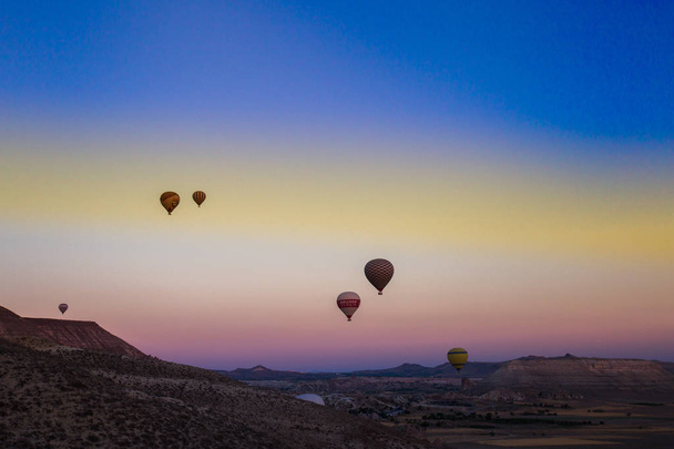 Globos de aire caliente de colores que vuelan sobre el valle en Capadocia, Anatolia, Turquía.La gran atracción turística de Capadocia los mejores lugares para volar con globos de aire caliente.NEVSEHIR / TURQUÍA - JULIO 23,2016
 - Foto, imagen
