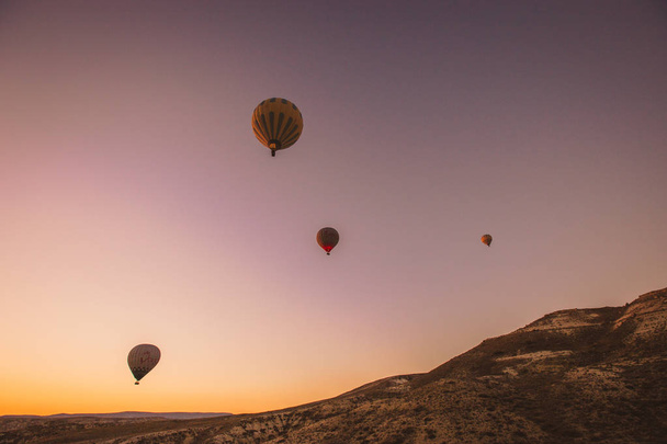 Balões de ar quente coloridos sobrevoando o vale na Capadócia, Anatólia, Turquia.A grande atração turística da Capadócia melhores lugares para voar com balões de ar quente.NEVSEHIR / TURQUIA-JULHO 23,2016
 - Foto, Imagem