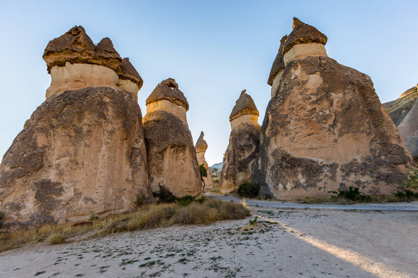 Cheminées de conte de fées en Cappadoce sur le fond du ciel bleu en Turquie.La grande attraction touristique de la Cappadoce l'un des meilleurs endroits pour voler avec des montgolfières. Goreme, Cappadoce, Turquie
 - Photo, image
