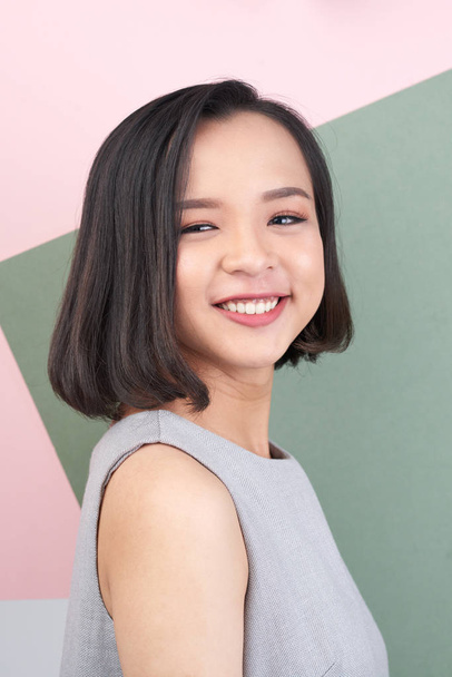 Portrait de jolie vietnamienne souriante à la caméra
 - Photo, image