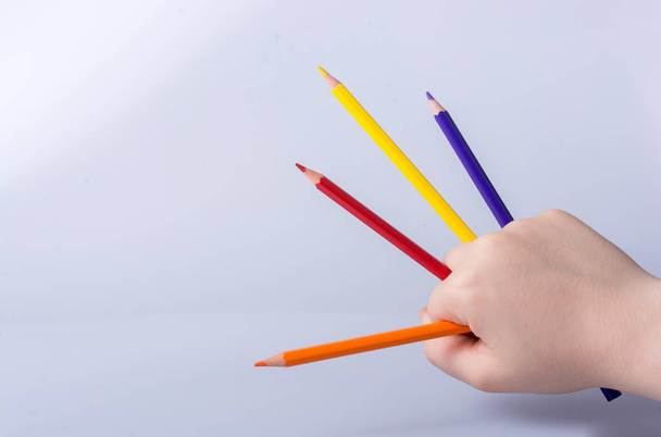Color de la mano Lápices colocados sobre un fondo blanco - Foto, Imagen