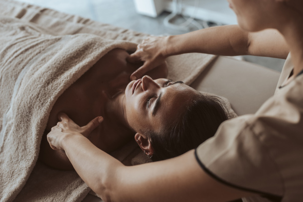 Mulher desfrutando de um rosto, peito e sholders massagem no Spa
 - Foto, Imagem