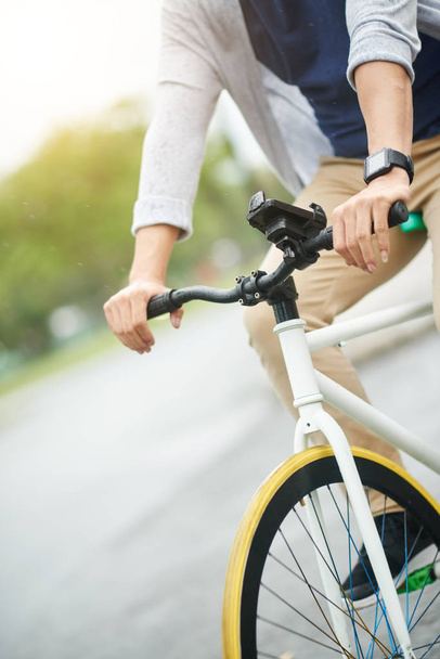 Przycięty obraz człowieka rowerze fixie - Zdjęcie, obraz