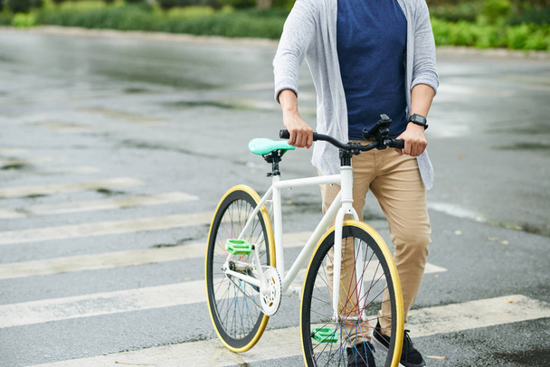 Обрізане зображення людини з велосипедною дорогою
 - Фото, зображення
