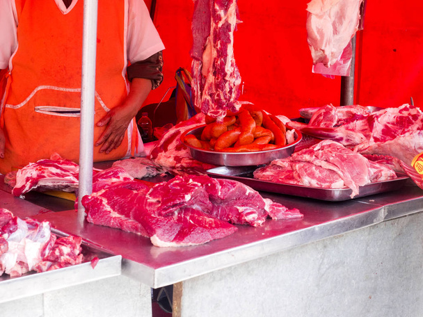 Bogata oferta mięs, rynek Quito, Ekwador.  - Zdjęcie, obraz