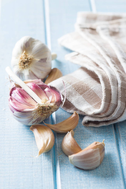 The fresh garlic on kitchen table. - Фото, зображення