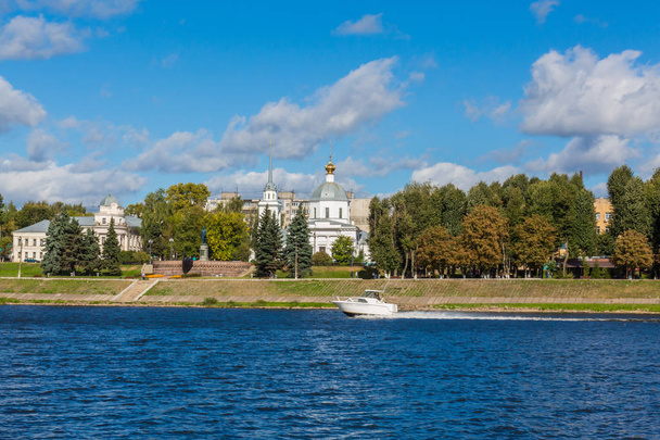 Left Bank of the Volga river in Tver, Russia. Resurrection Church (Church of the resurrection of Christ, the Church Of the three Confessors). Monument to Afanasy Nikitin, opened in 1955. - Foto, imagen