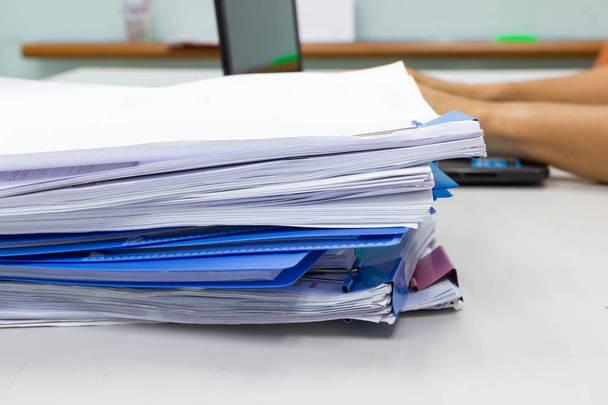 teczka z plikami i stos papierowych raportów biznesowych na stole w biurze pracy, dokument koncepcyjny w biurze pracy - Zdjęcie, obraz