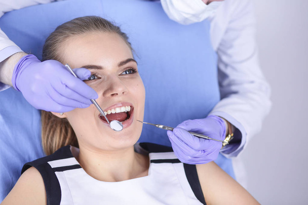 schönes Mädchen im Zahnarztstuhl bei der Untersuchung beim Zahnarzt - Foto, Bild