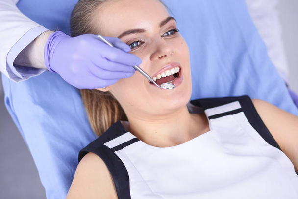 hermosa chica en la silla dental en el examen en el dentista
 - Foto, imagen