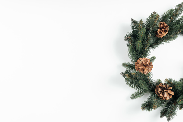 vergrote weergave van mooie kerst krans met dennenappels op witte achtergrond - Foto, afbeelding