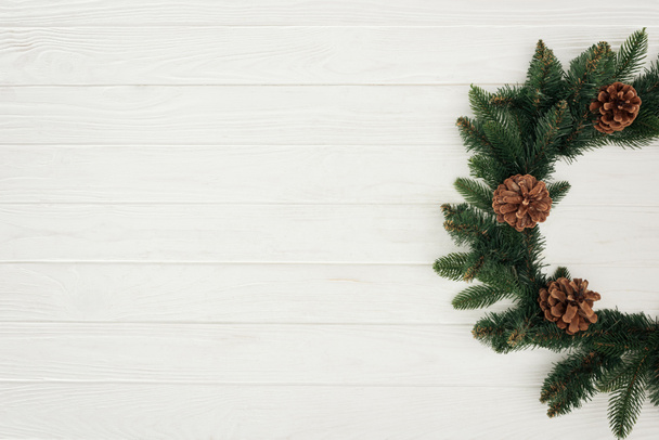 vue de dessus de la belle couronne de Noël sur fond blanc en bois
 - Photo, image