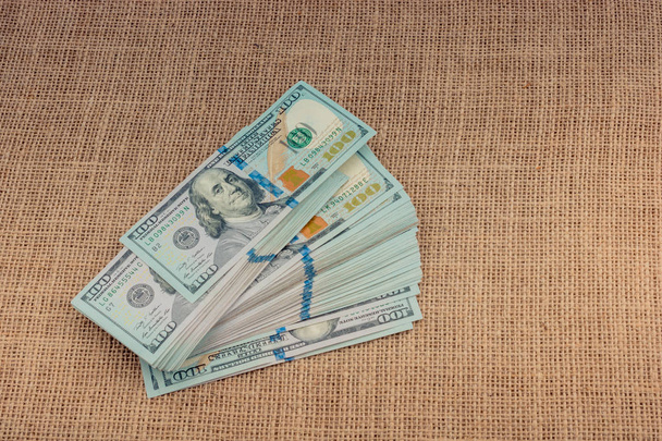 Billetes de dólares estadounidenses sobre lienzo sobre lienzo de lino - Foto, Imagen