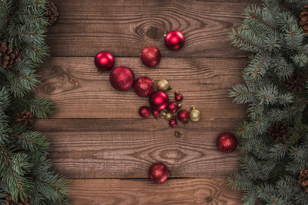 vue de dessus des boules rouges et dorées brillantes et des branches de conifères avec des cônes de pin, fond de Noël
 - Photo, image