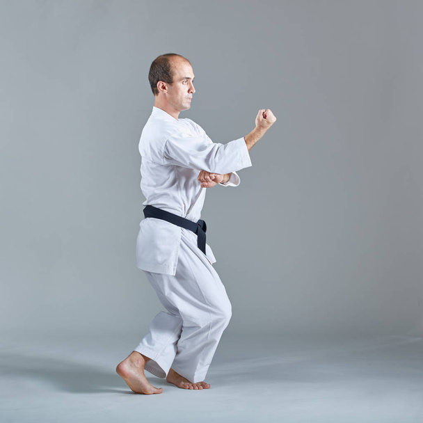 Młody sportowiec trenuje karate formalne ćwiczenia - Zdjęcie, obraz