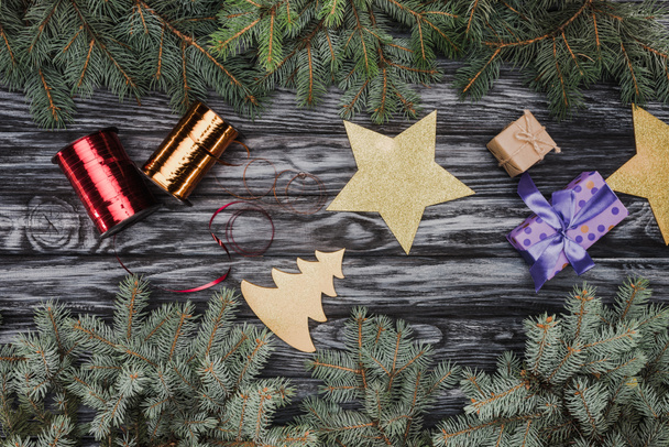 vista superior de belos galhos de abeto perenes e decorações de Natal no fundo de madeira
  - Foto, Imagem