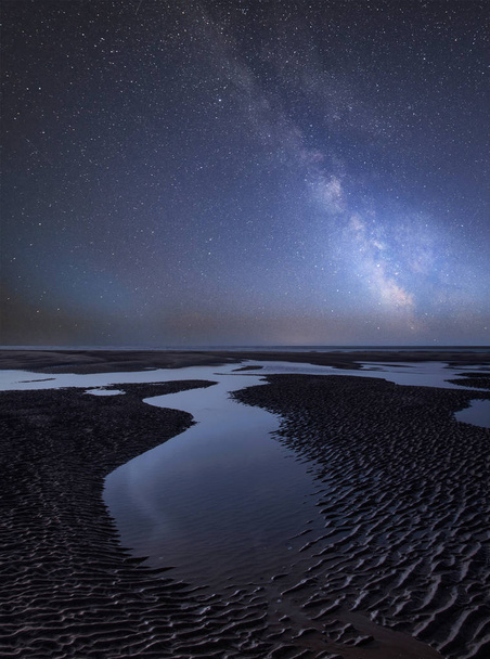 Εκπληκτική ζωντανή Milky Way σύνθετη εικόνα πάνω από το τοπίο όμορφο καλοκαίρι χρυσή παραλία  - Φωτογραφία, εικόνα