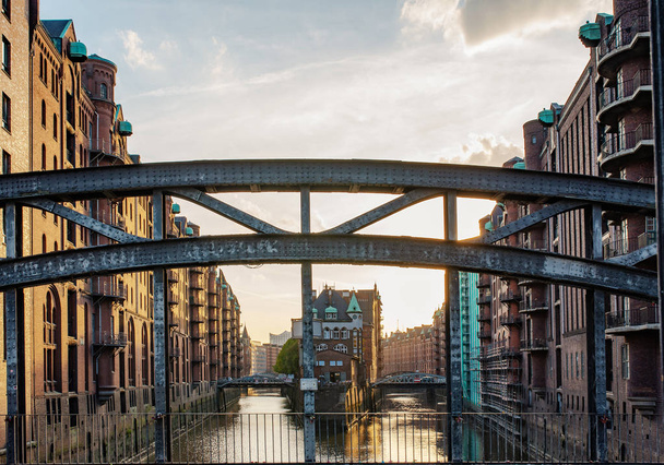 altın güneş ışığı altında ünlü tarihi depo bölgesi Speicherstadt Hamburg, Almanya - Fotoğraf, Görsel
