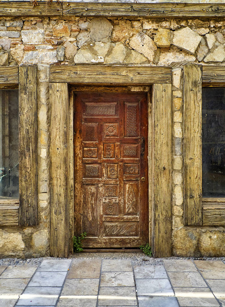 Antique wooden door of a historic building in a European downtown street. - Foto, afbeelding