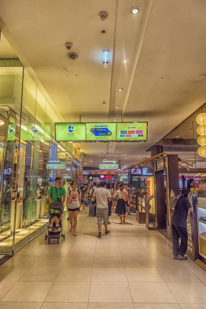 Thailand, Bangkok 24,08,2018 Shopping center Siam Paragon inside , one of biggest shopping mall in the downtown of Bangkok, - Foto, Bild