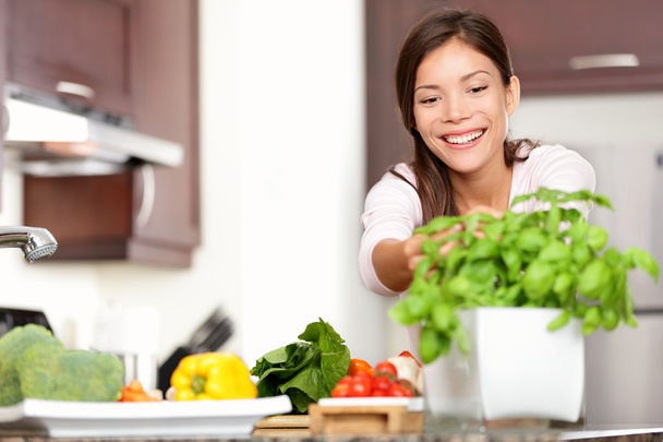 Mujer haciendo comida en la cocina
 - Foto, Imagen