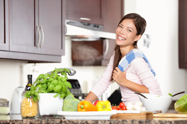 A konyha, hogy az élelmiszer-boldog nő - Fotó, kép