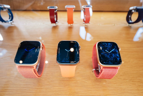 Στρασβούργο, Γαλλία - Σεπ 21, 2018: Apple Store η νέα πιο πρόσφατη Apple Watch σειρά 4 φορετά προσωπική πολυτελών ρολογιών σε ροζ χρυσό νέες συσκευές luxry αθλητισμού ιχνηλάτες - Φωτογραφία, εικόνα