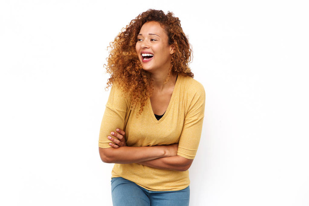 Retrato de mulher jovem rindo com os braços cruzados contra fundo branco isolado
 - Foto, Imagem