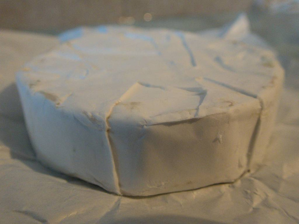 einfacher weißer Camembert-Käse in der Küche - Foto, Bild