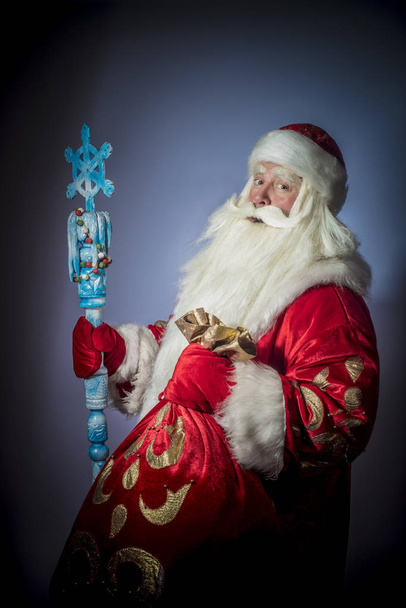 eine traditionelle Weihnachtsmann-Klausel mit Personal auf blauem Hintergrund - Foto, Bild