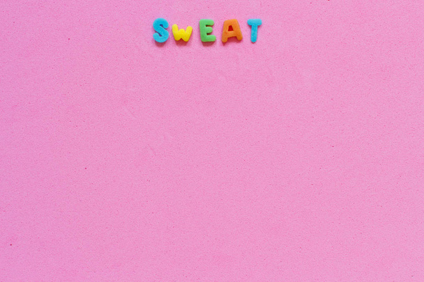 Kolorowe słowa Sweet na jasnym tle różowy - Zdjęcie, obraz