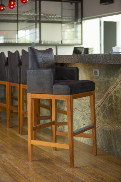 Chaise élégante avec pieds en bois du bar du restaurant
 - Photo, image