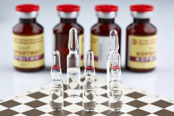 Ampolas no tabuleiro de xadrez, frascos com remédio
. - Foto, Imagem