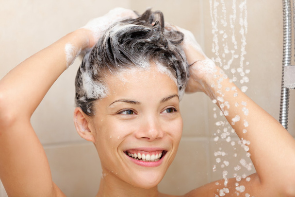Mujer lavando el cabello - Foto, Imagen