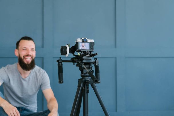content creation blogger shoot video man camera - Fotografie, Obrázek