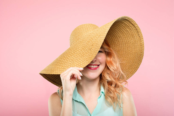summer vacation tour stylish beach sunhat woman - Φωτογραφία, εικόνα
