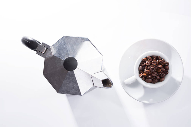 Koffiepot en gebrande koffiebonen in de Beker van bovenaf - Foto, afbeelding