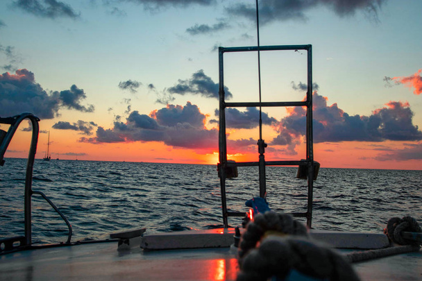 Denizde bir yatta günbatımı - Fotoğraf, Görsel