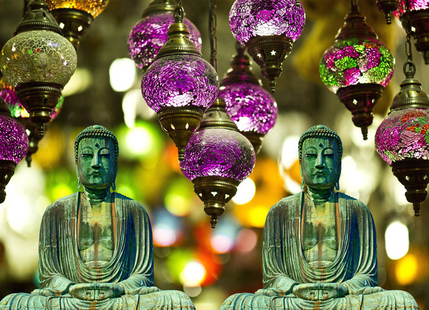 deux statues bouddhistes méditant avec des lampes et une carte de bouddhisme de fond
 - Photo, image