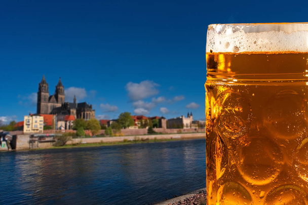 Goldener Herbst und goldenes Bier vor dem Dom in Magdeburg, Nahaufnahme - Foto, Bild