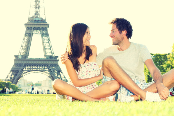 cestování pár turistů na Eiffelova věž Paříž - Fotografie, Obrázek