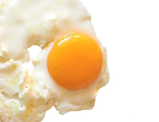 Жареные яйца солнечная сторона вверх изолированы на белом фоне с копировальным пространством
 - Фото, изображение