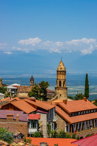 Signagi, Kakheti, Γεωργία - 19 Ιουλίου 2018: Πόλη της αγάπης που είναι διάσημη για την παλιά πόλη στην κορυφή του λόφου με την καλύτερη θέα στην κοιλάδα Alazanis - Φωτογραφία, εικόνα