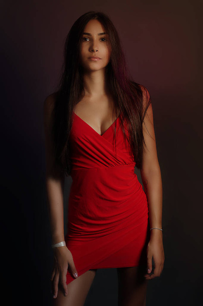 sexy piękna młoda kobieta w czerwonej sukience - Zdjęcie, obraz