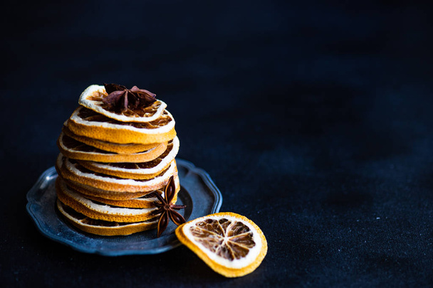 Concetto di cibo natalizio con arance drienf sulla lavagna con spazio per copiare
 - Foto, immagini