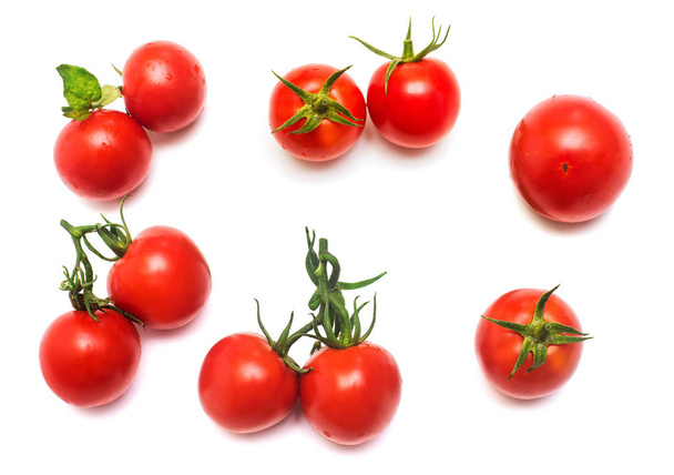 Domates toplama bütün ve dilimlenmiş domates yaprak beyaz arka plan üzerinde izole bir dalı ile. Lezzetli ve sağlıklı yemek. Düz yatıyordu, en iyi görünümü  - Fotoğraf, Görsel