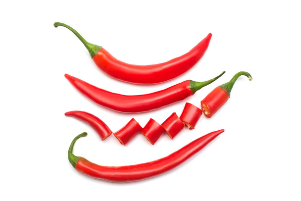 Kolekce červená chilli papričky nakrájíme na plátky, izolované na bílém pozadí. Creative kořeněné ostré. Plochá ležel, horní pohled - Fotografie, Obrázek