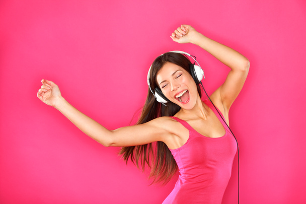 Femme dansant écoutant de la musique
 - Photo, image