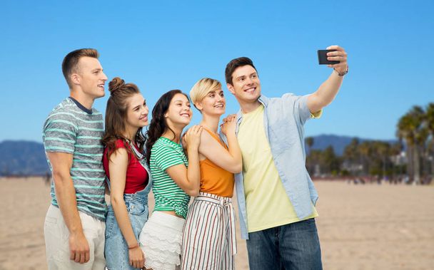 vrienden nemen selfie op venice beach - Foto, afbeelding